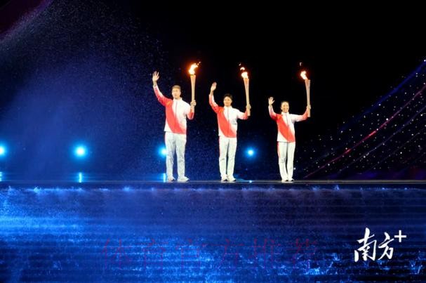 粤港澳三地火炬手接力点燃“同心之火”